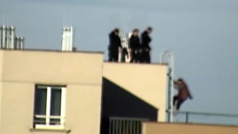 Dívka tančila na střeše v centru Prahy. Vyděšení lidé zavolali strážníky